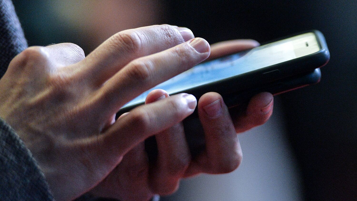 Эксперт сравнил владельцев смартфонов с полуголым человеком на площади
