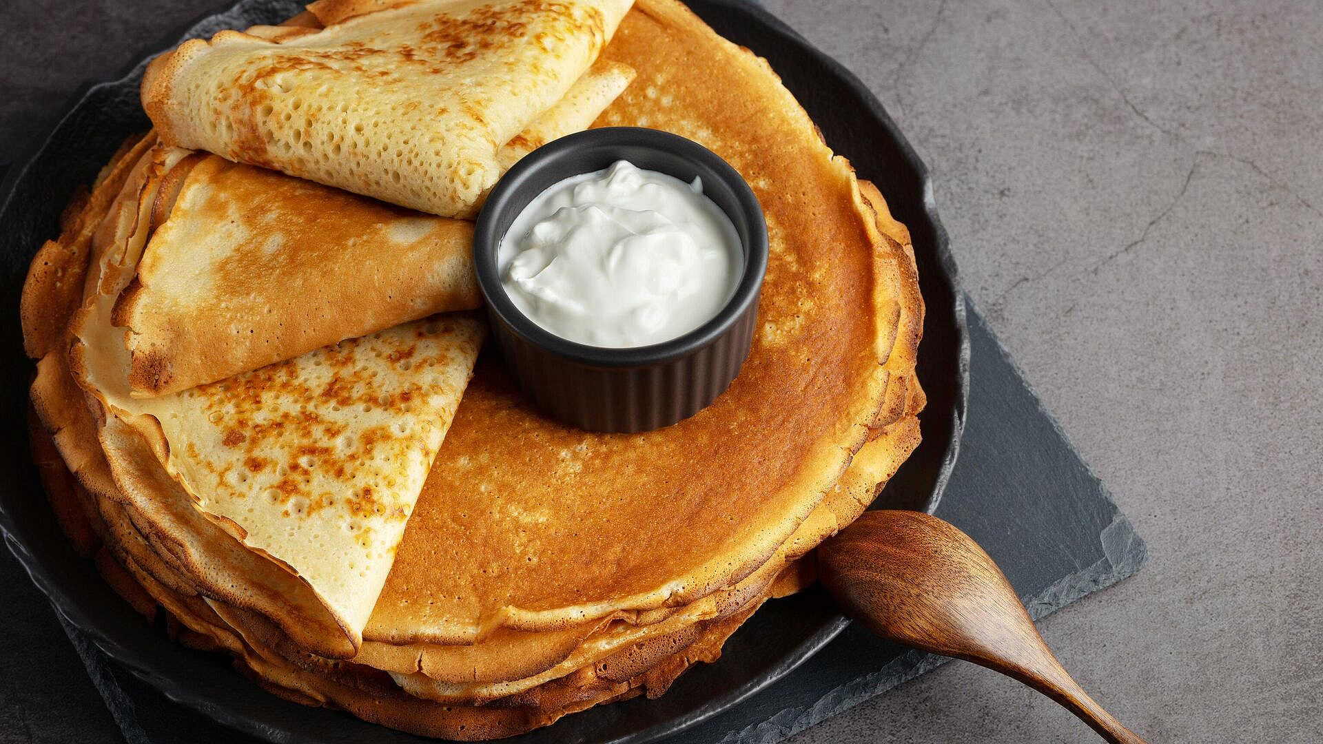 Раскрыто, сколько россияне потратят на блины со сметаной на Масленницу