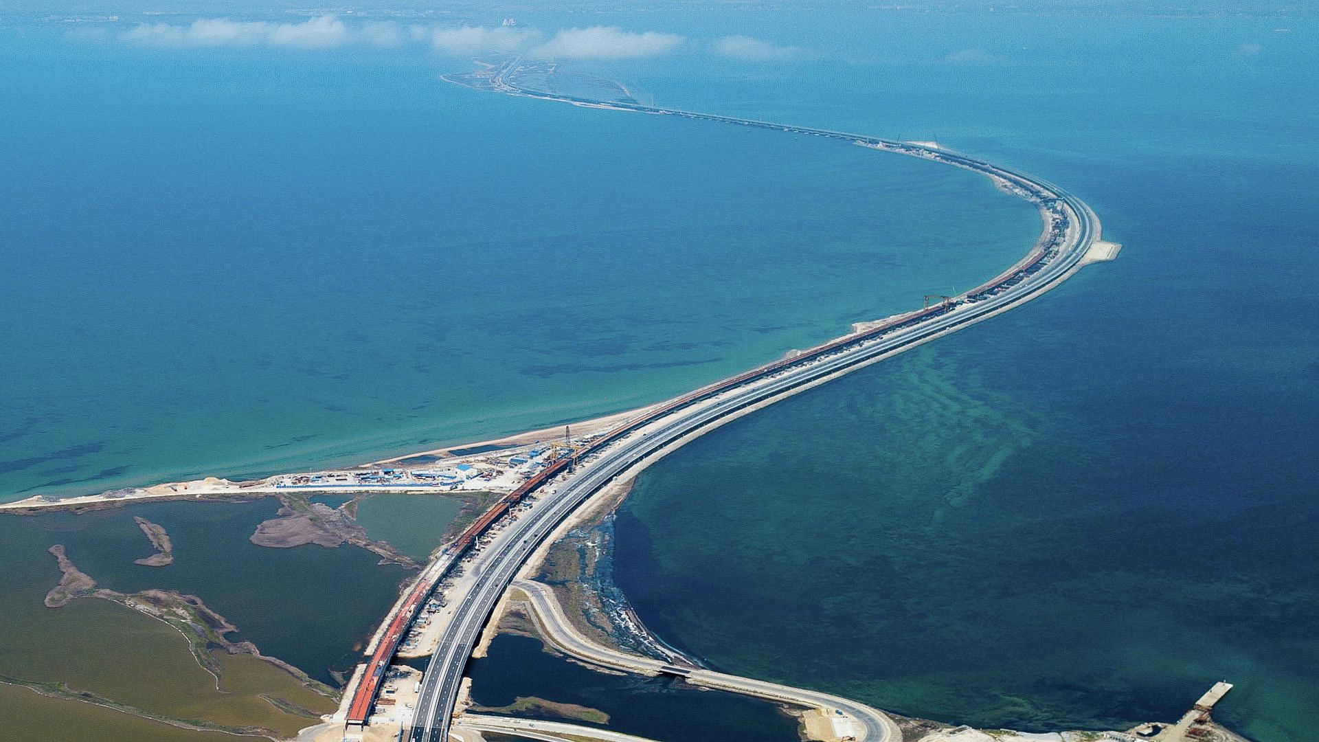 На Крымском мосту временно перекрыли движение транспорта