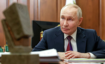 Шмелева показала Путину камень, символизирующий создание школы в Казахстане