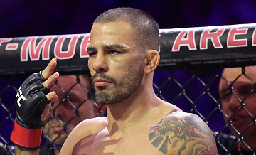 Чемпион UFC получил травму руки в титульном бою и потерял пояс