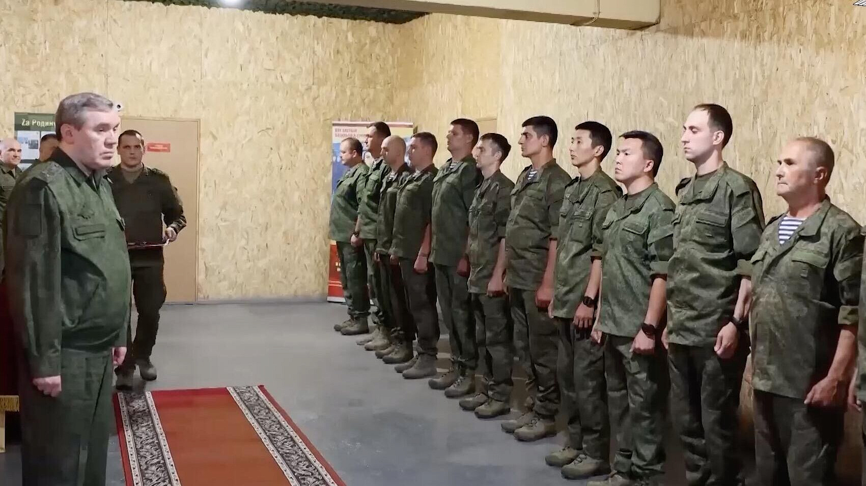 Герасимов вручил награды наиболее отличившимся бойцам ВС России