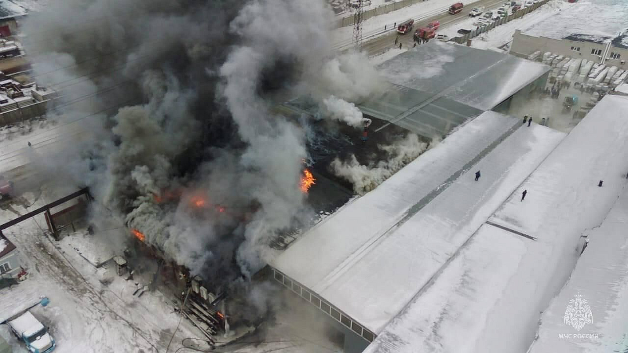 Площадь пожара на складе в Барнауле выросла в два раза