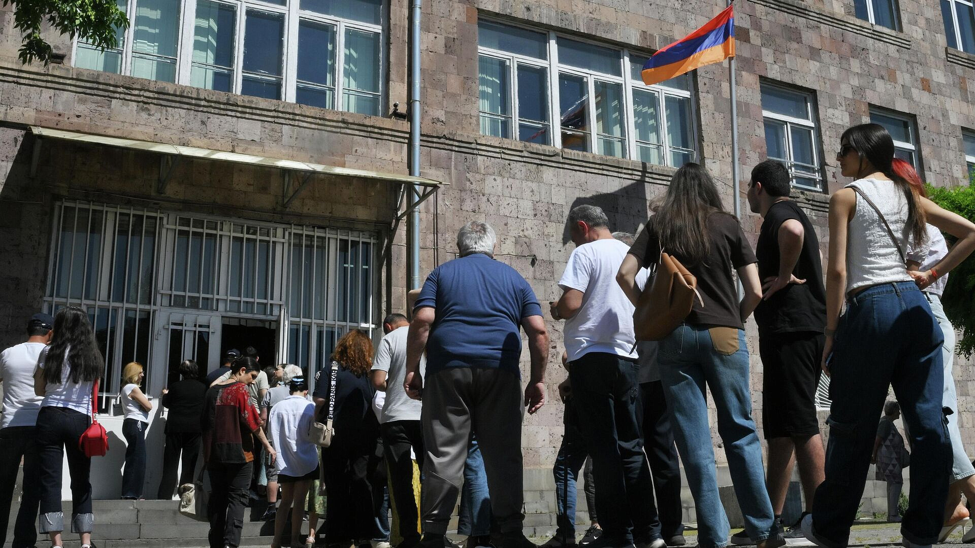 На выборах в Армении фиксируют множество нарушений, сообщает оппозиция