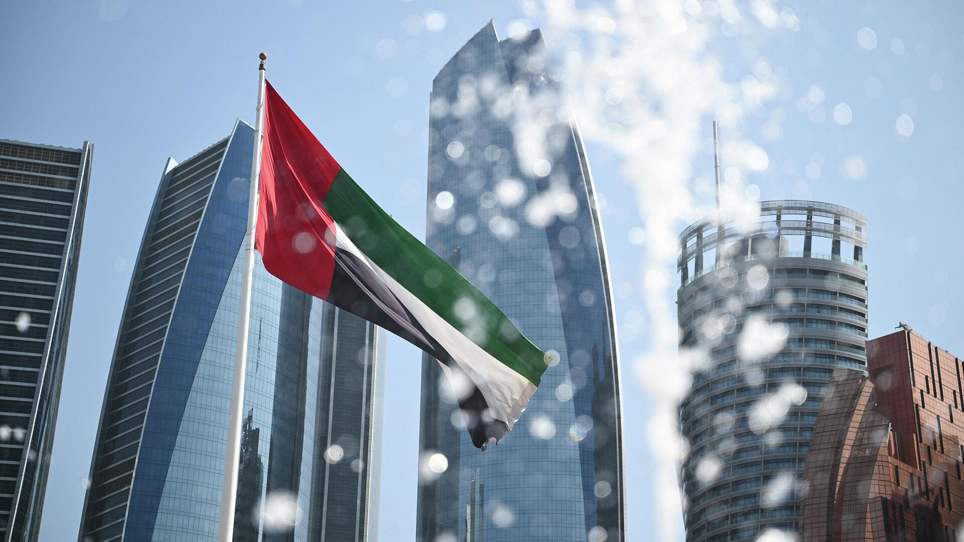 В ОАЭ беспилотник попал в здание