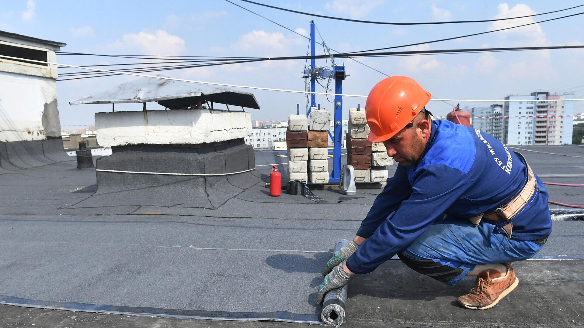 Работы по капремонту крыш жилых домов стартовали в Москве
