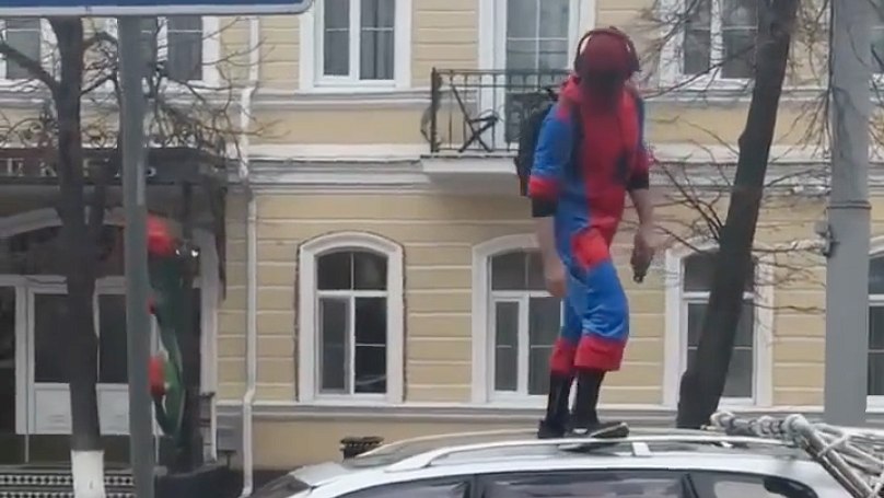 В Белгороде Росгвардия задержала нарушителя в костюме человека-паука