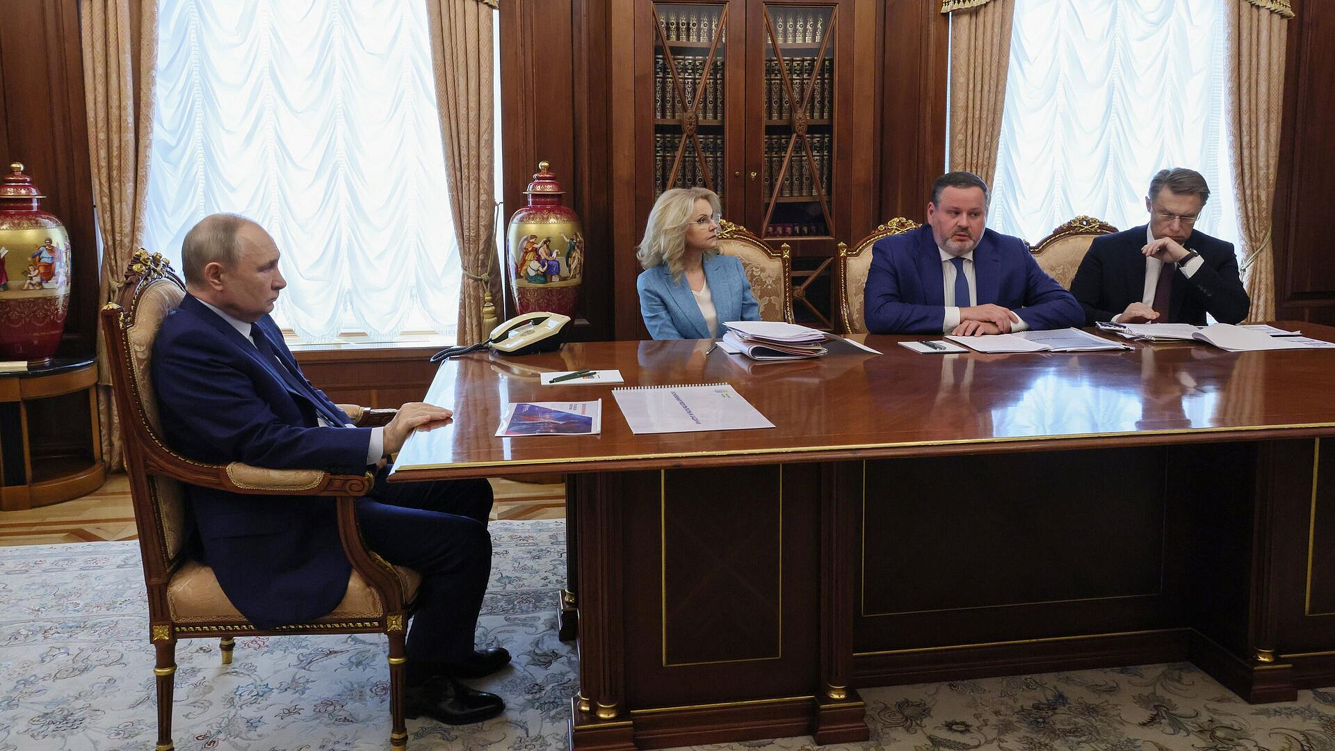 Путин сообщил, что постоянно обсуждает вопрос демографии с правительством