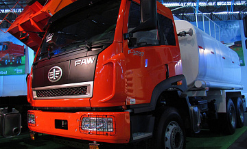 Импорт китайских грузовиков в Россию в августе рухнул втрое