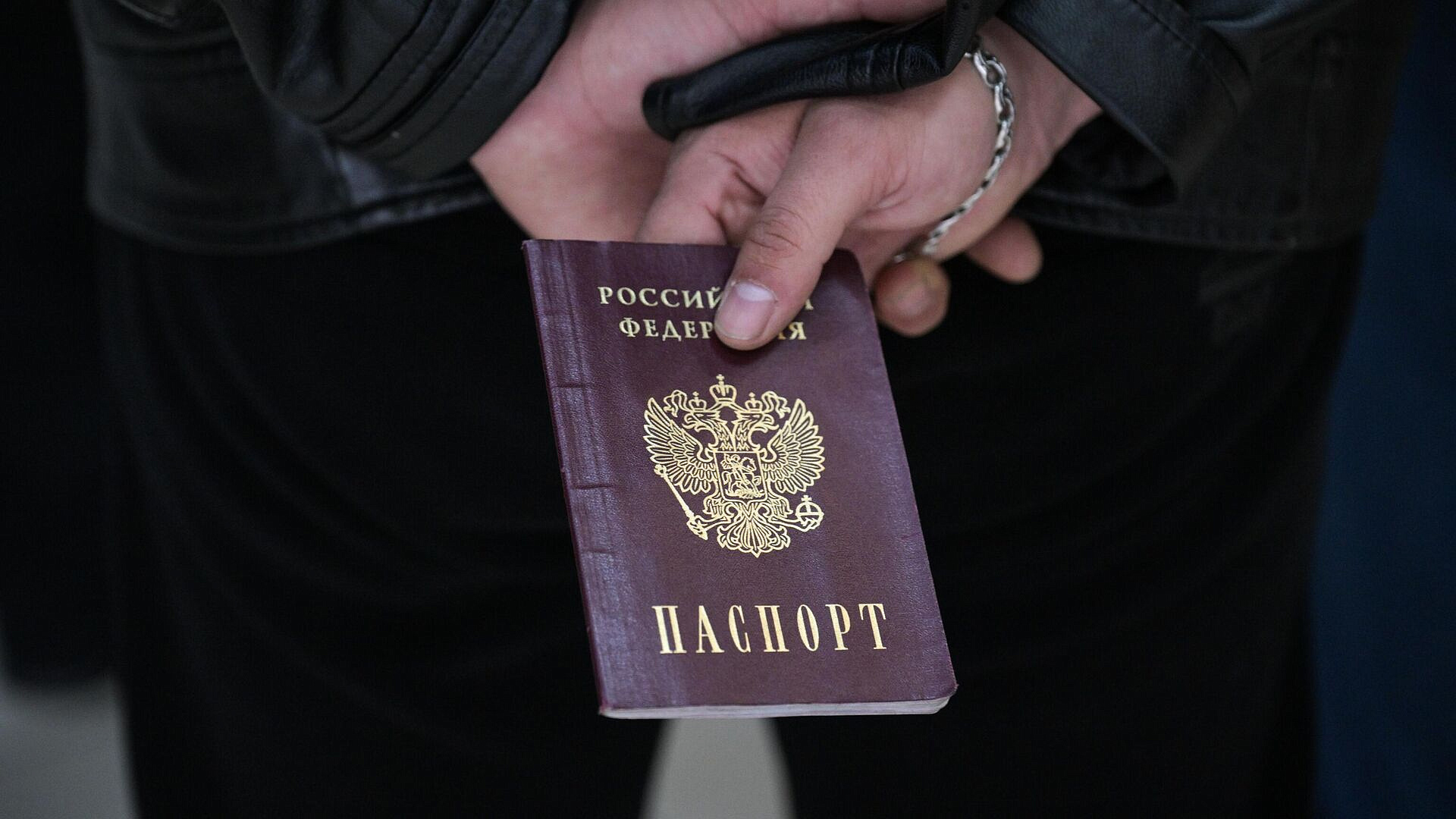 На Колыме женщину лишили гражданства за оскорбление военных