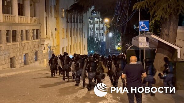 Грузинский спецназ продолжает задерживать протестующих на митинге в Тбилиси