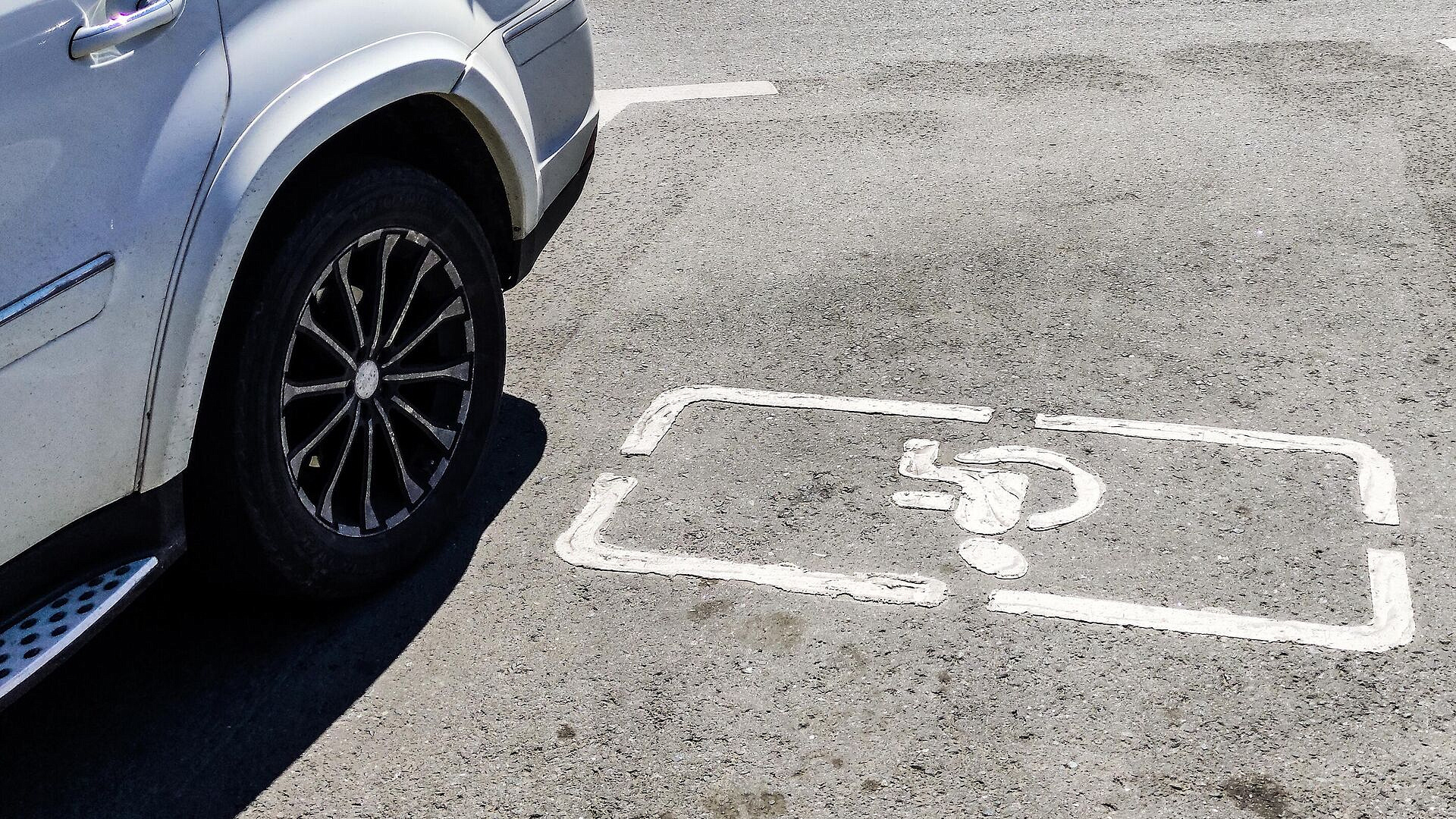 Миронов предложил упростить правила организации автопарковок для инвалидов