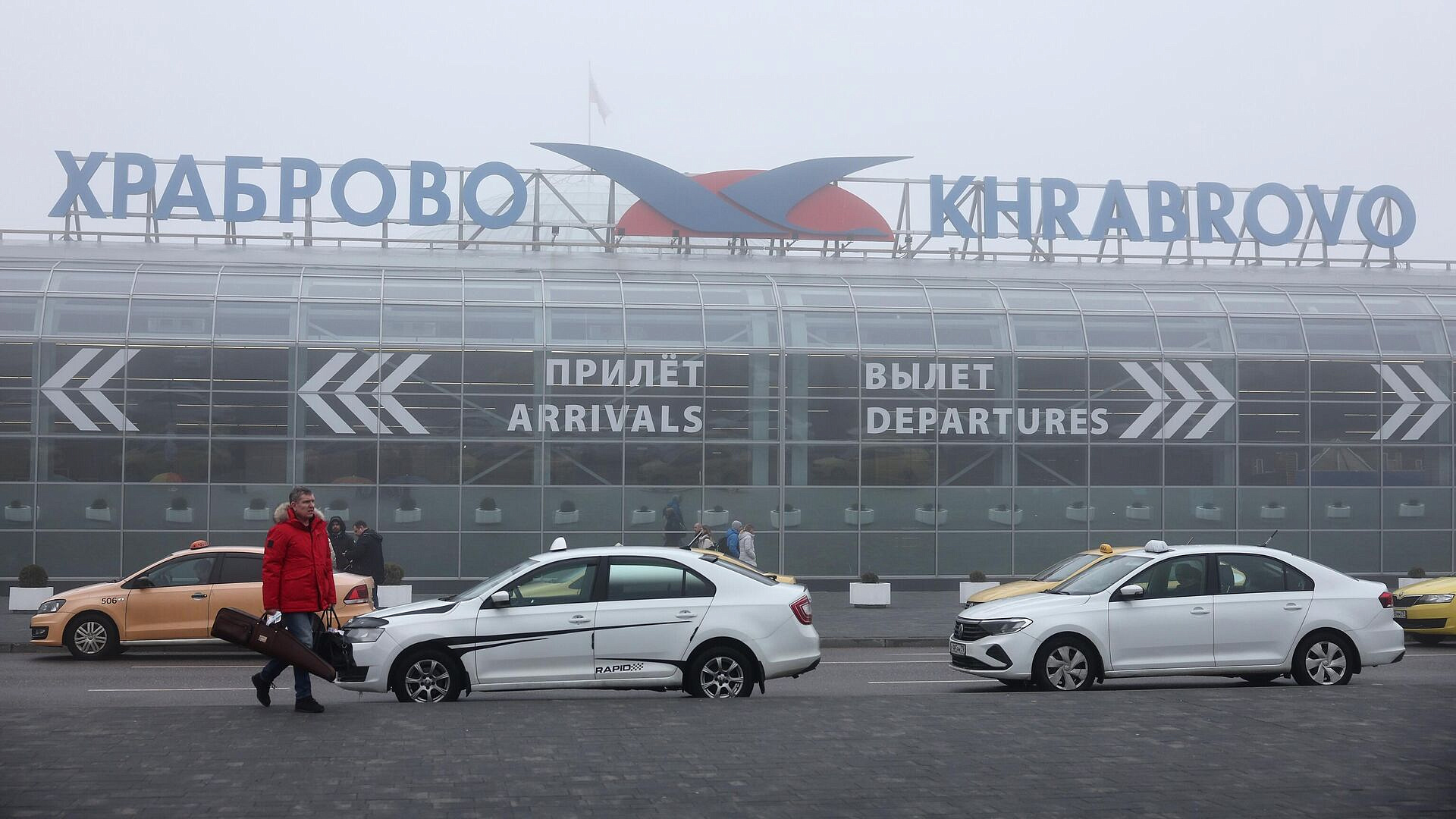 В калининградском аэропорту задержали более 15 рейсов