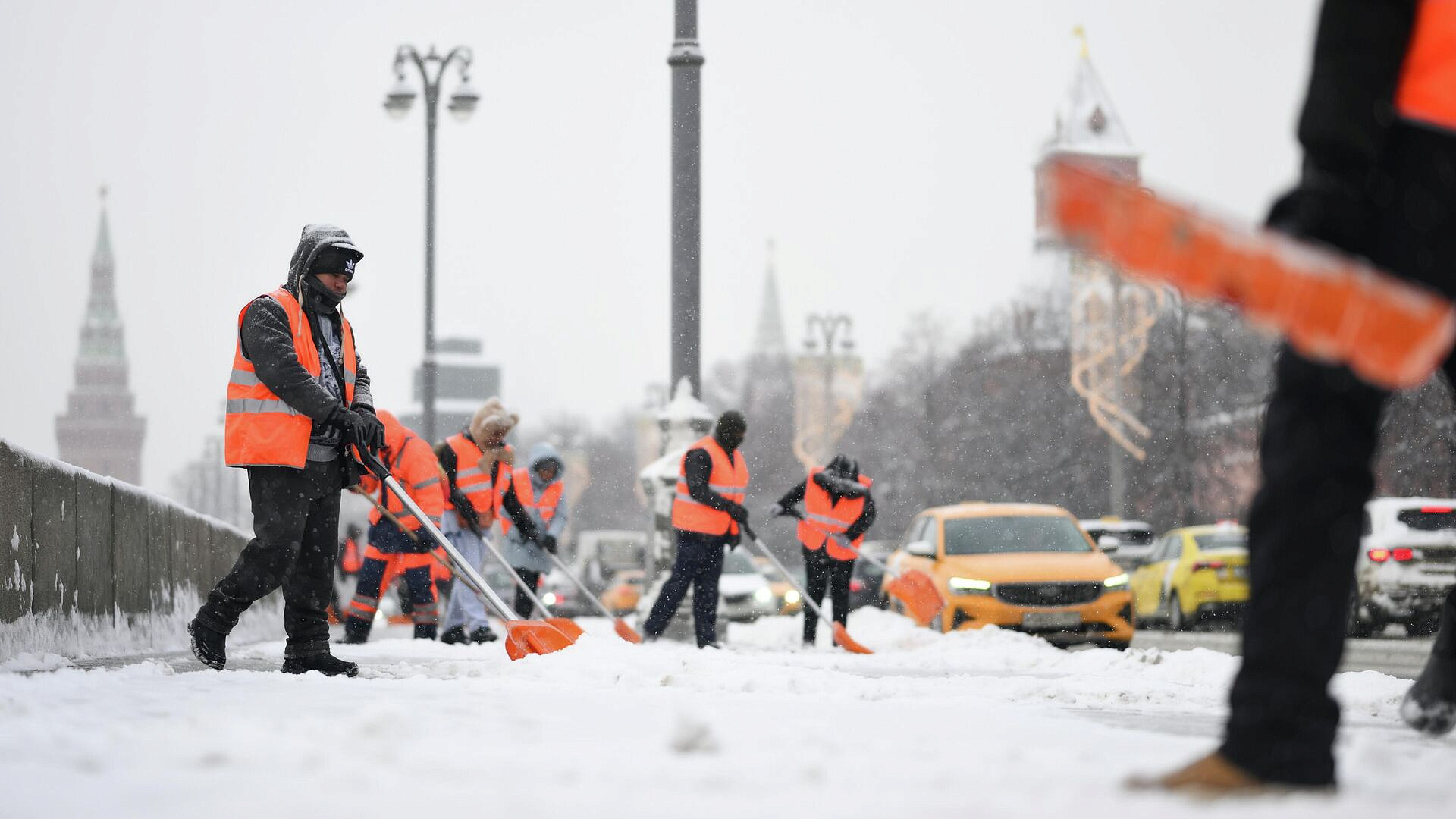 В Москве продолжают ликвидировать последствия сильного снегопада