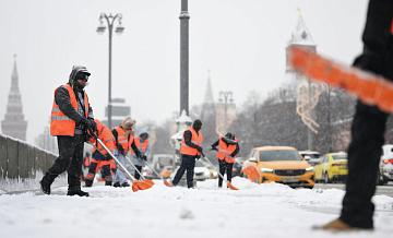 В Москве продолжают ликвидировать последствия сильного снегопада