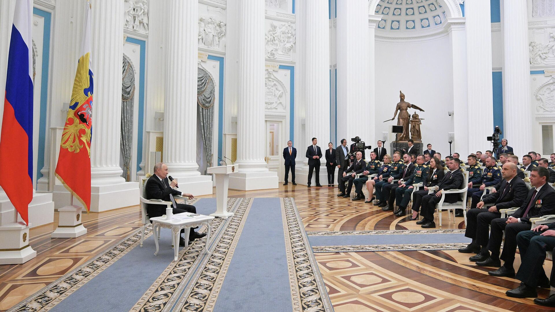 Тем, кто сейчас находятся на поле боя, сложнее всего, заявил Путин