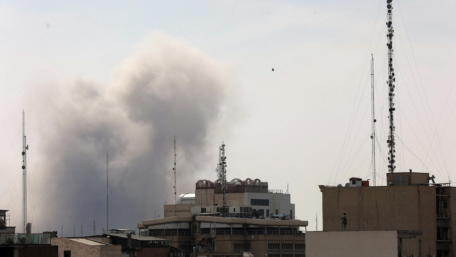 Иранские нефтехранилища в двух городах подверглись авиаударам