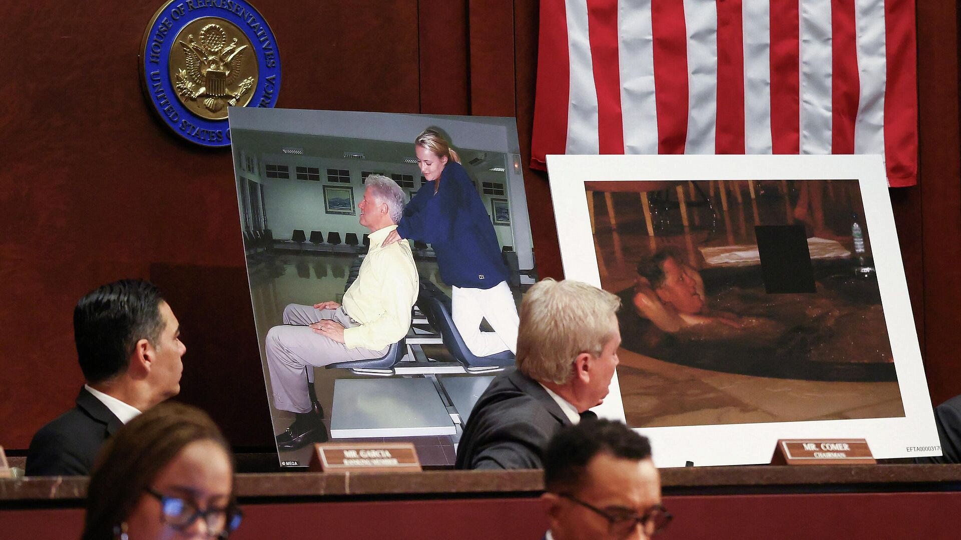 Клинтон рассказал о скандальном фото в джакузи из дела Эпштейна