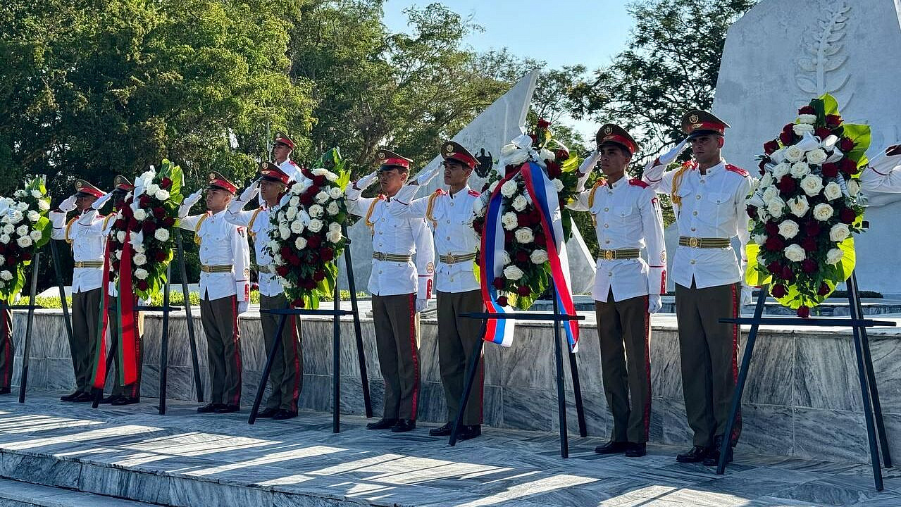 На Кубе возложили венки к мемориалу советскому воину-интернационалисту