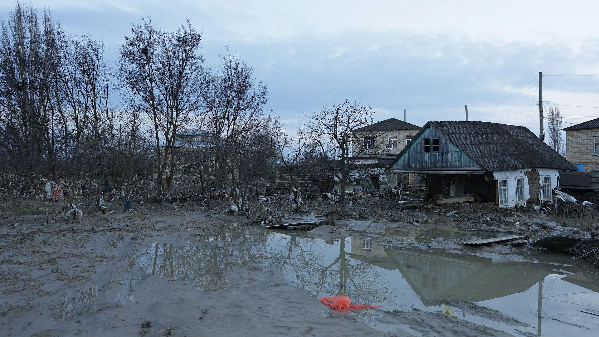 В Дагестане из-за прорыва дамбы подтопило 258 жилых домов