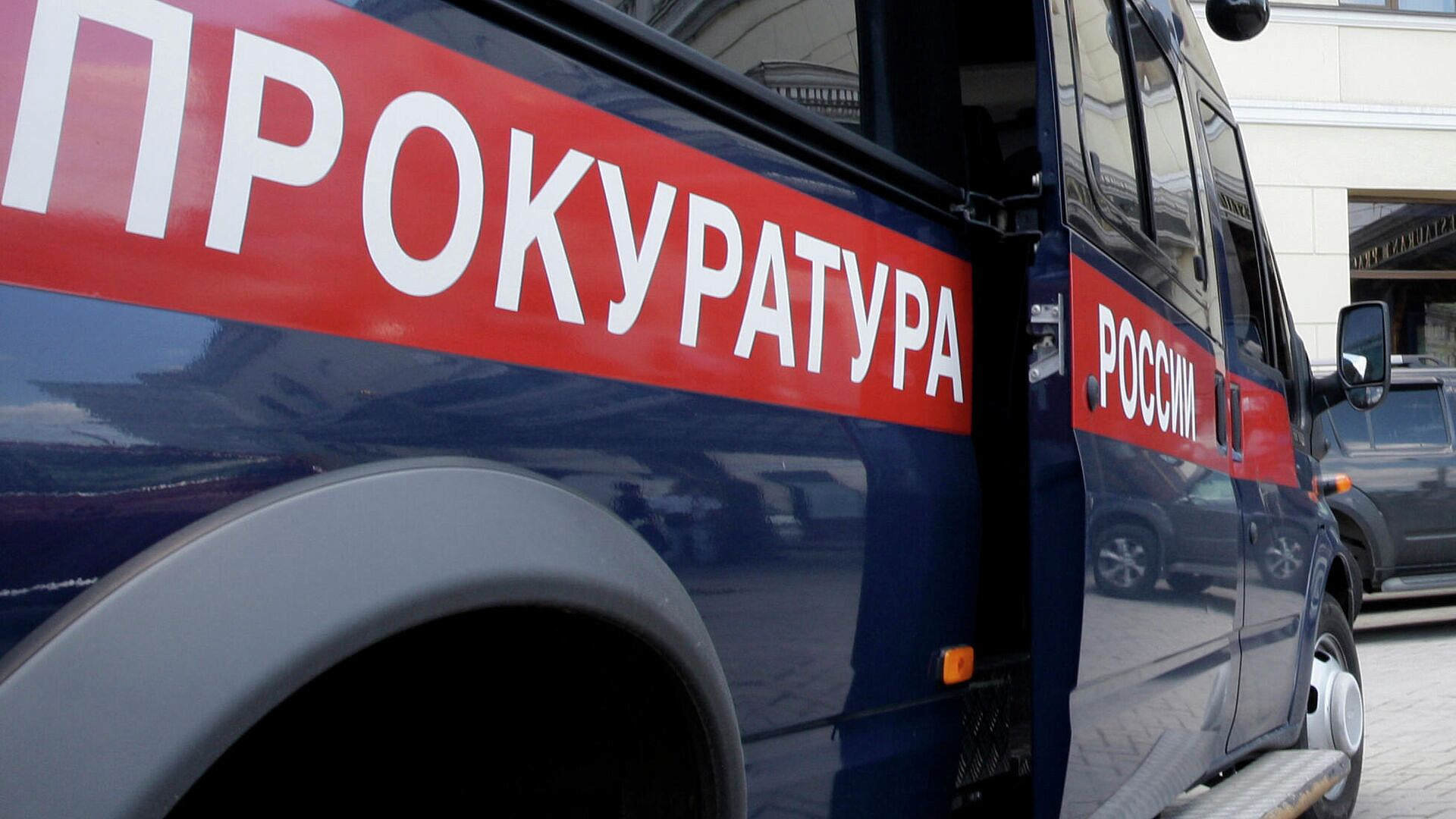 Пенсионер в Москве выкинул крупную сумму с балкона по указанию мошенников