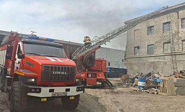 Открытый огонь на складе с пластиком в Новосибирске потушили
