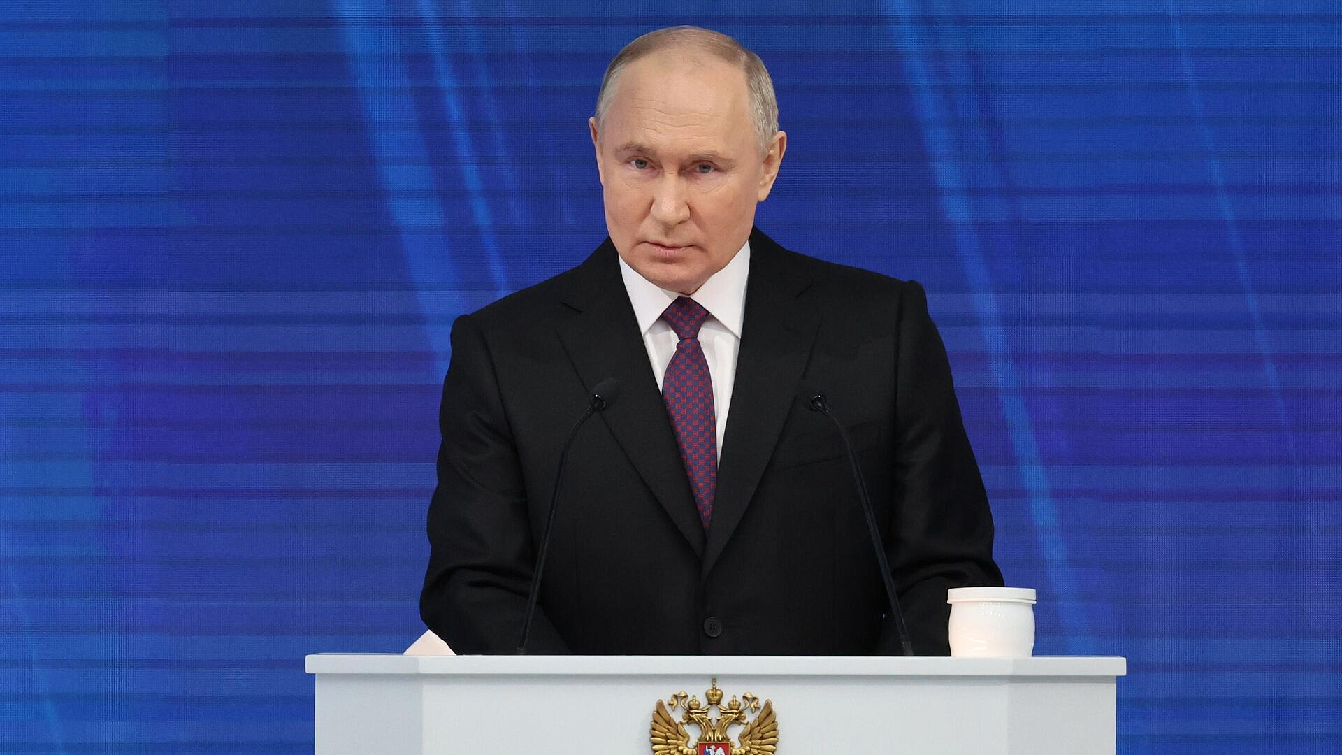 Путин постоянно общается с лидерами думских фракций, заявил Песков