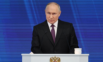 Путин постоянно общается с лидерами думских фракций, заявил Песков