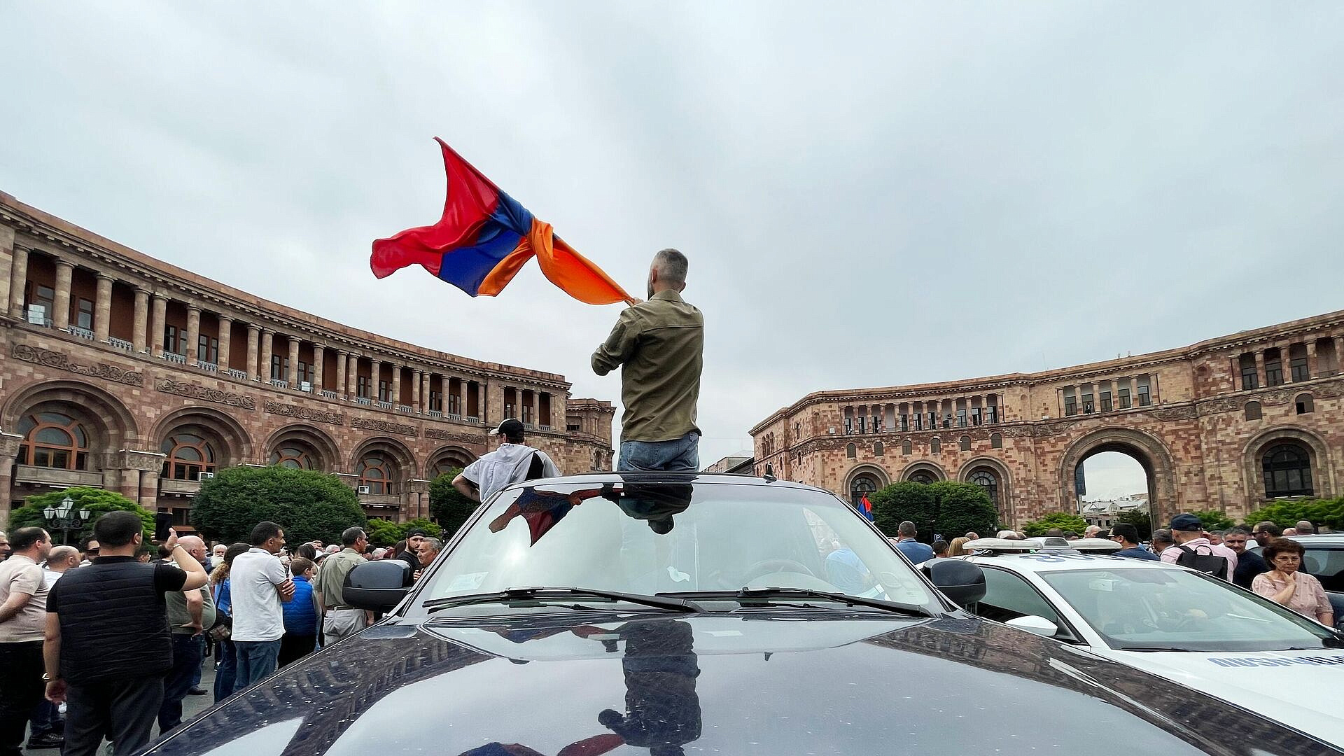 Директор музея геноцида армян уволена из-за подаренной книги о Карабахе