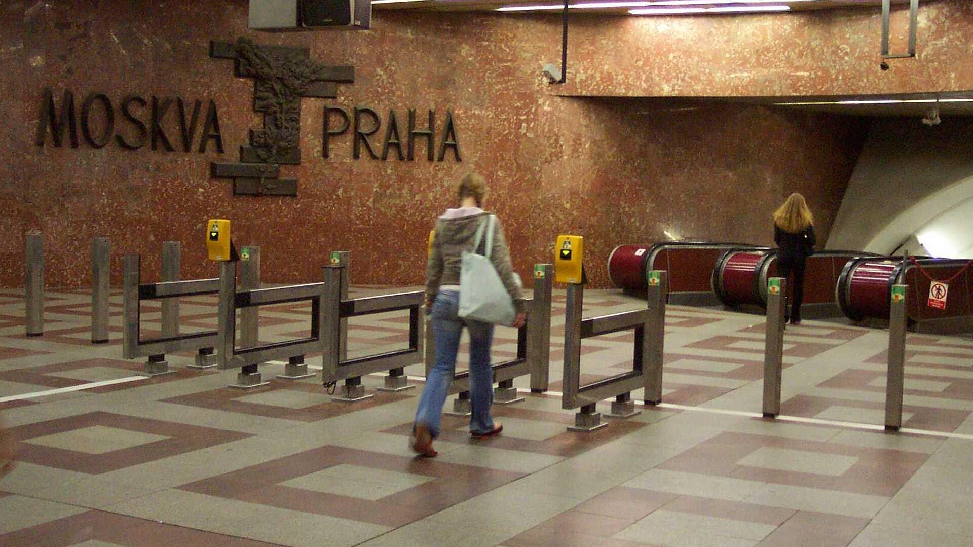 В Праге дополнят табличку к надписи "Москва-Прага" в метро