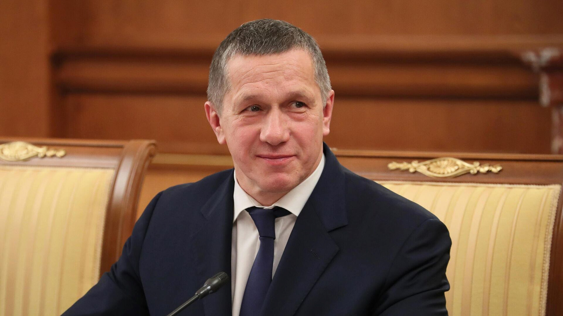 ДФО будет помогать восстановить экономику ДНР, заявил Трутнев