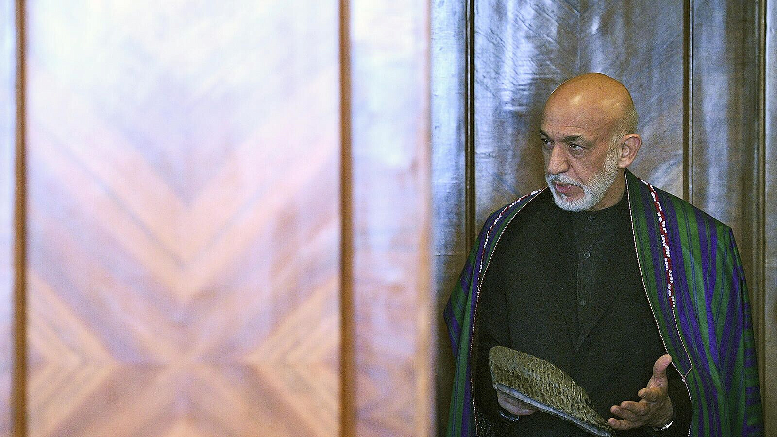 Экс-президент Афганистана призвал талибов отменить новый запрет для девушек