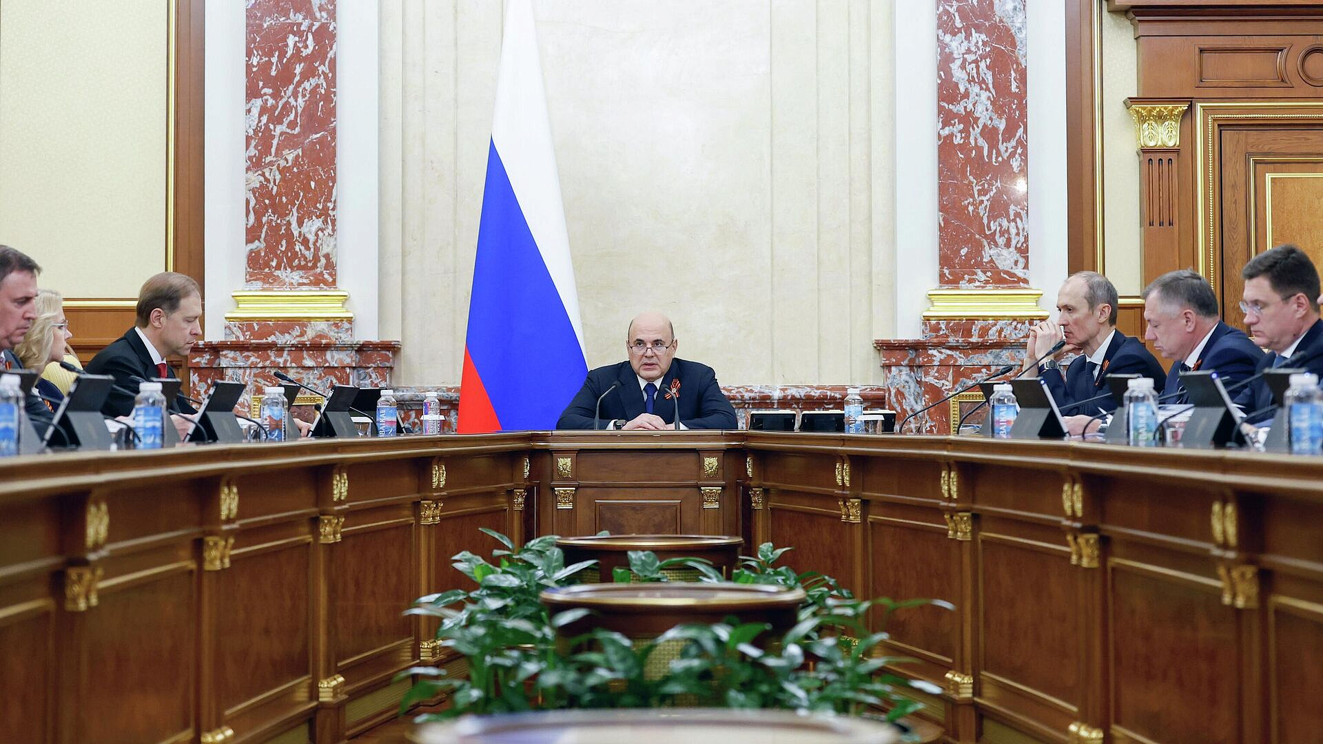 Мишустин и члены правительства надели на заседание георгиевские ленточки