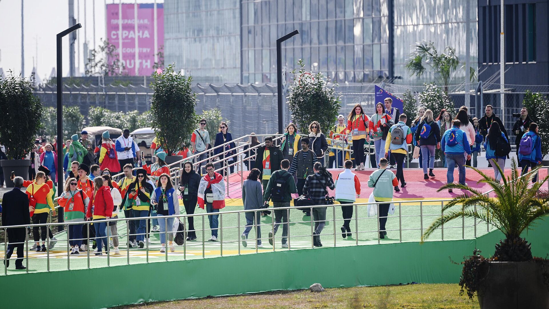 На Всемирном фестивале молодежи открылась фотовыставка "Физики и лирики"