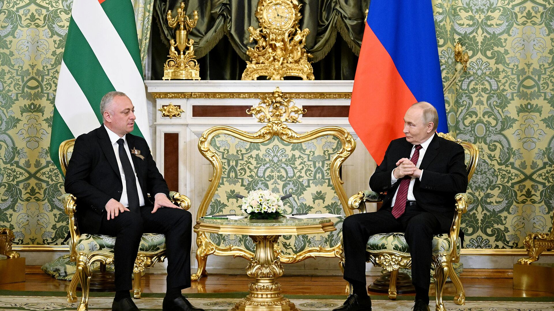 Абхазский народ ждет от президента результатов, заявил Путин