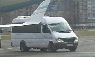 В иркутском аэропорту самолет задел крылом микроавтобус