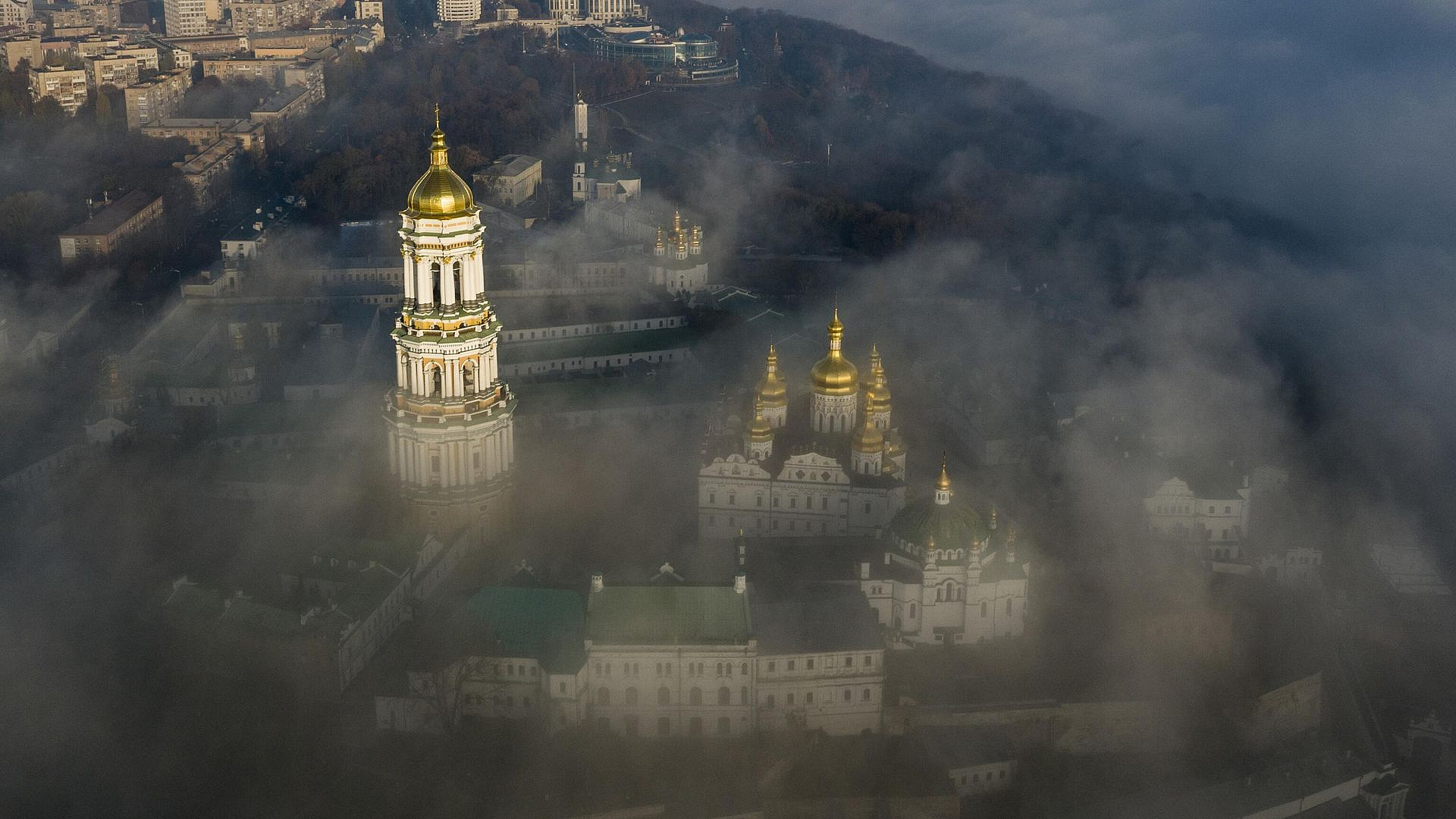 Мощи святых в Киево-Печерской лавре накрыли вышиванками