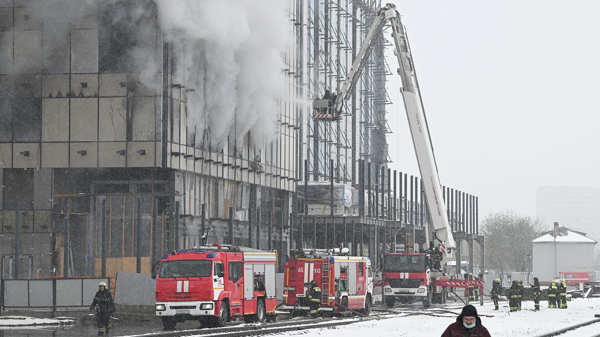 Пожар в строящемся здании на севере Москвы локализован