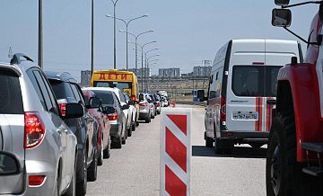 На Крымском мосту скопилось более 1,6 тысячи машин