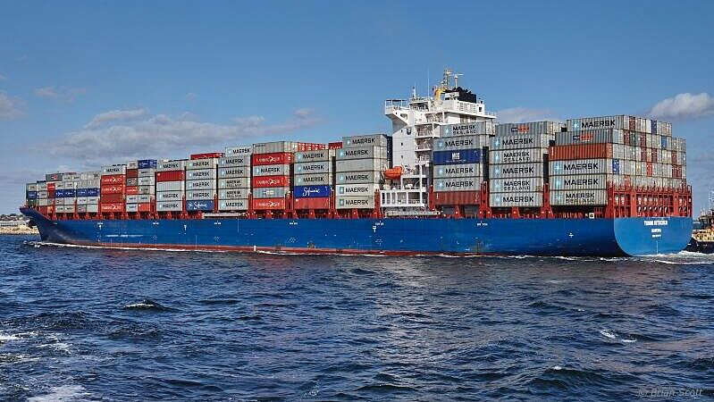 В Британии сообщили об инциденте с обстрелом контейнеровоза у берегов ОАЭ