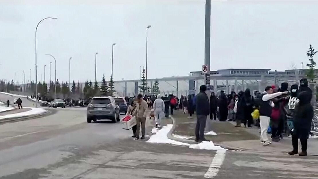 В Калгари люди выстроились в очереди за бесплатной едой, пишут СМИ