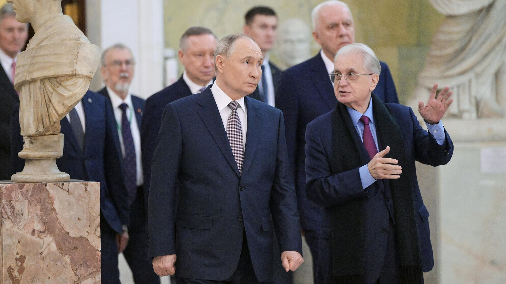 Путин отметил вклад Пиотровского в культуру