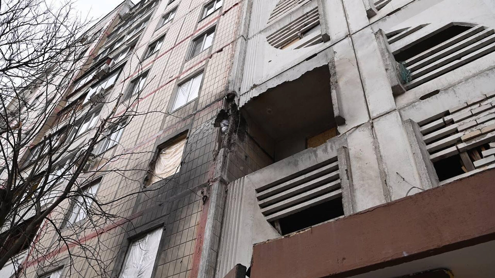 Гладков рассказал, когда восстановят разрушенное обстрелами жилье