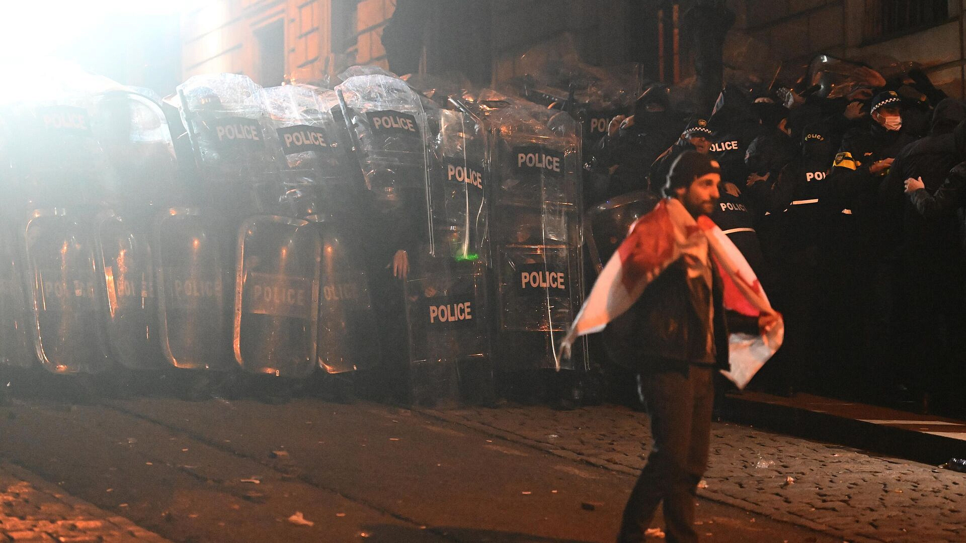 Протестующие перекрыли проспект у парламента Грузии