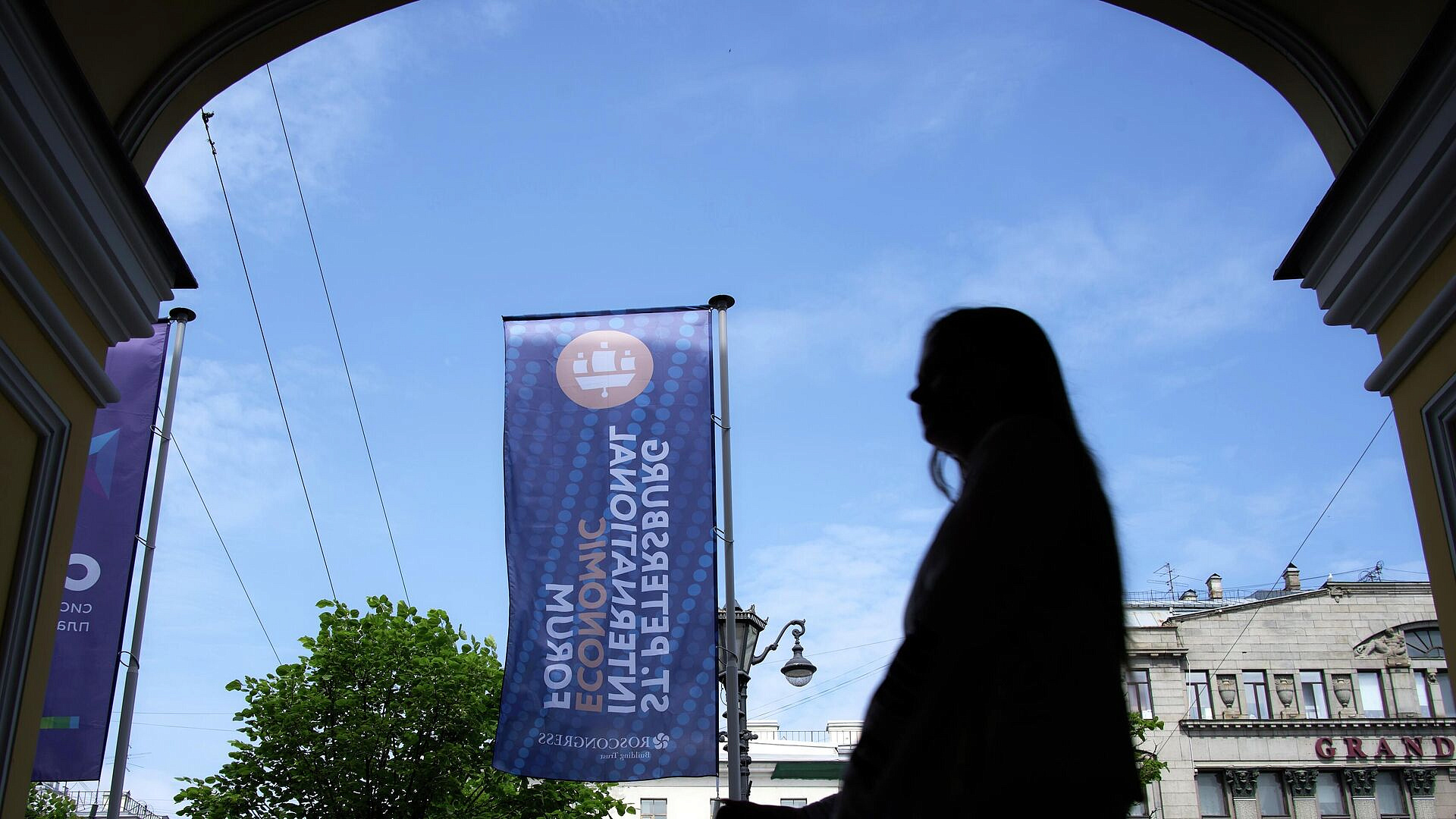 Жителя Петербурга заключили под стражу за мошенничество с бейджем ПМЭФ