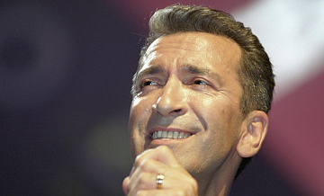 Юбилейный концерт Буйнова открылся песней "Бродячие артисты"