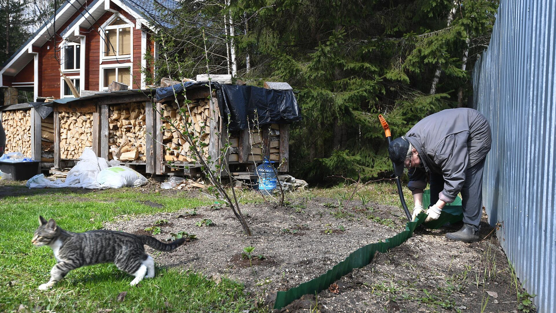 Миронов предложил отменить налог на дачные участки до шести соток