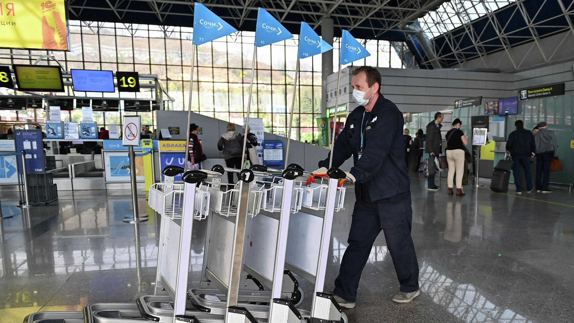 Около 70 рейсов задерживаются в аэропорту Сочи