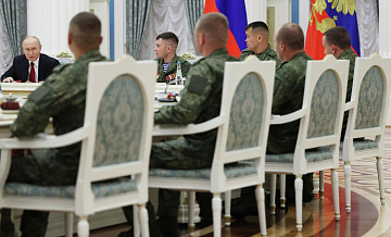 Путин обсудил с участником СВО применение FPV-очков