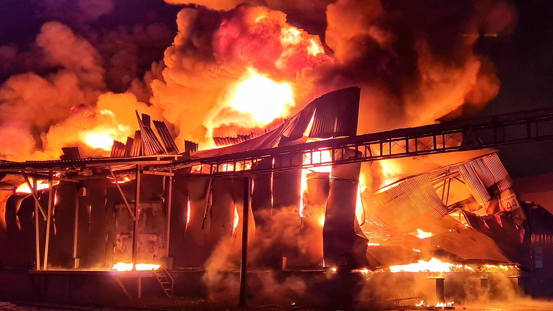 На складе, загоревшемся в Москве, обрушилась кровля